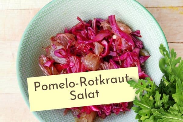 Salat aus Rotkohl und Pomelo mit Kürbiskernöl