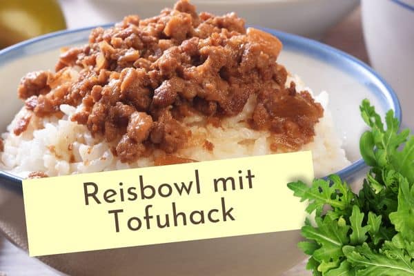 Reis mit Tofuhack in einer Schüssel