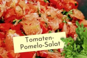 Frischer Salat aus Tomaten und Pomelo