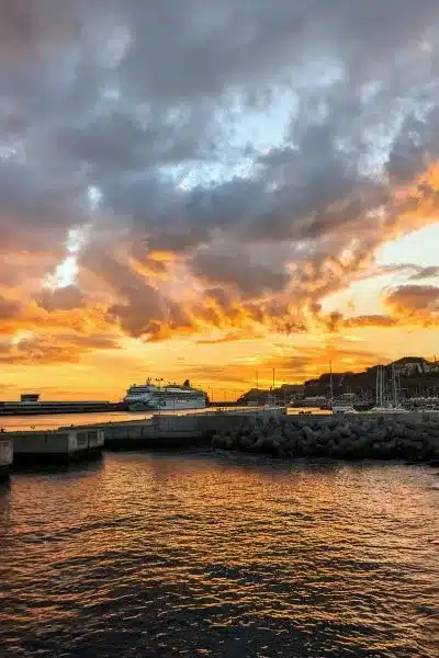 Sonnenuntergang am Hafen von Funchal
