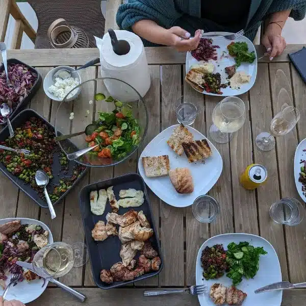 Abendessen in der Villa am Meer beim Trauerretreat