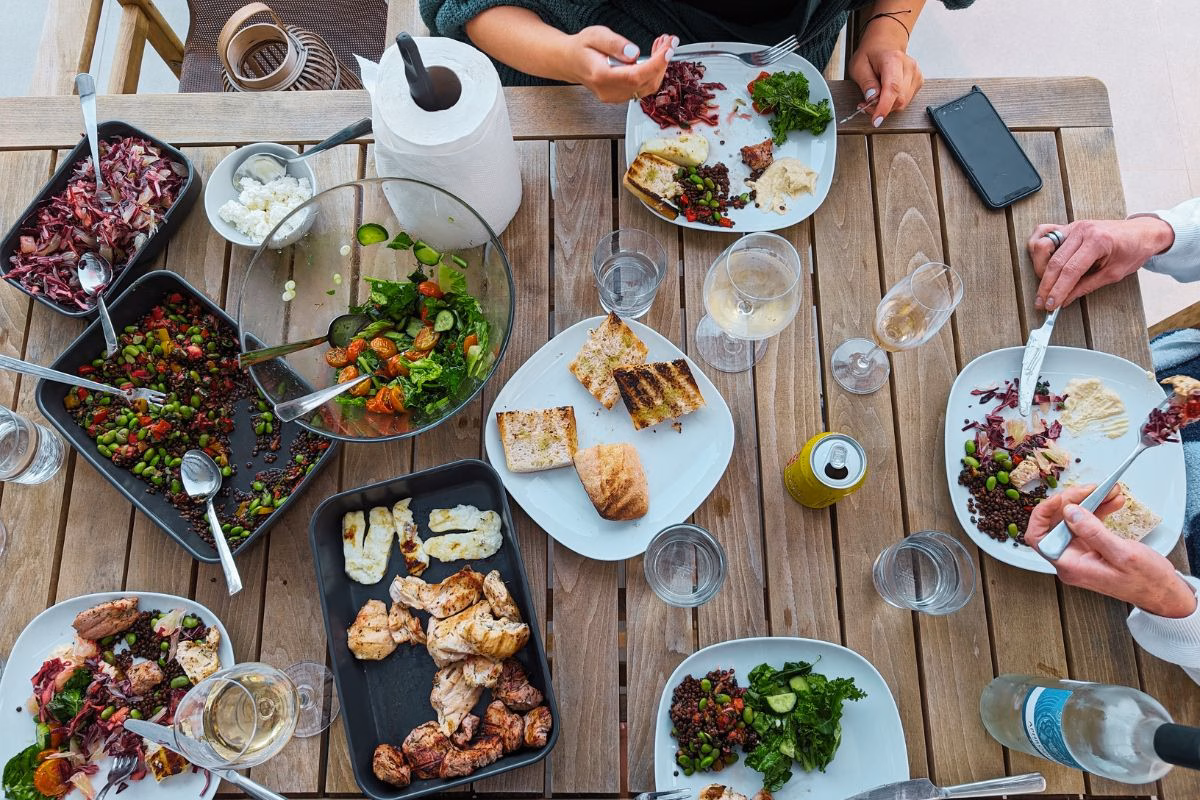 Abendessen im Retreat frisch vom Grill mit leckeren gesunden Salaten