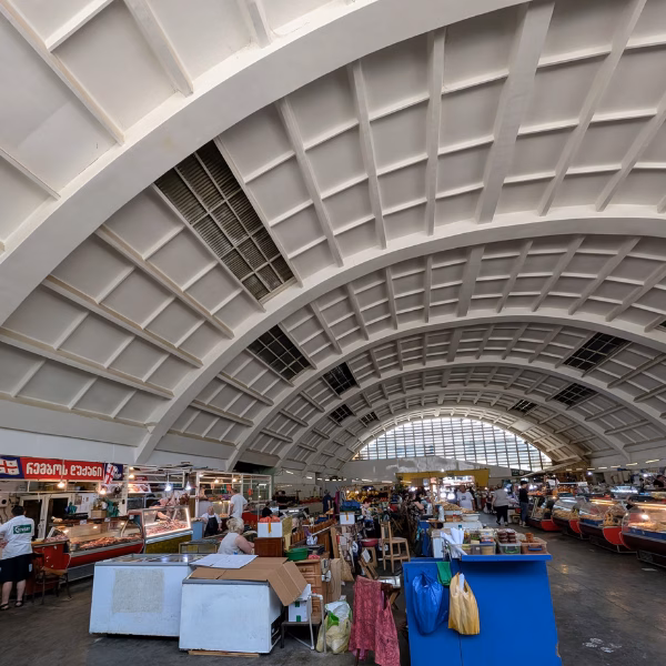 Bazar in Kutaisi in riesiger Betonhalle