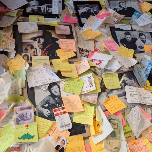 Wand mit Post-its im Palaty in Kutaissi