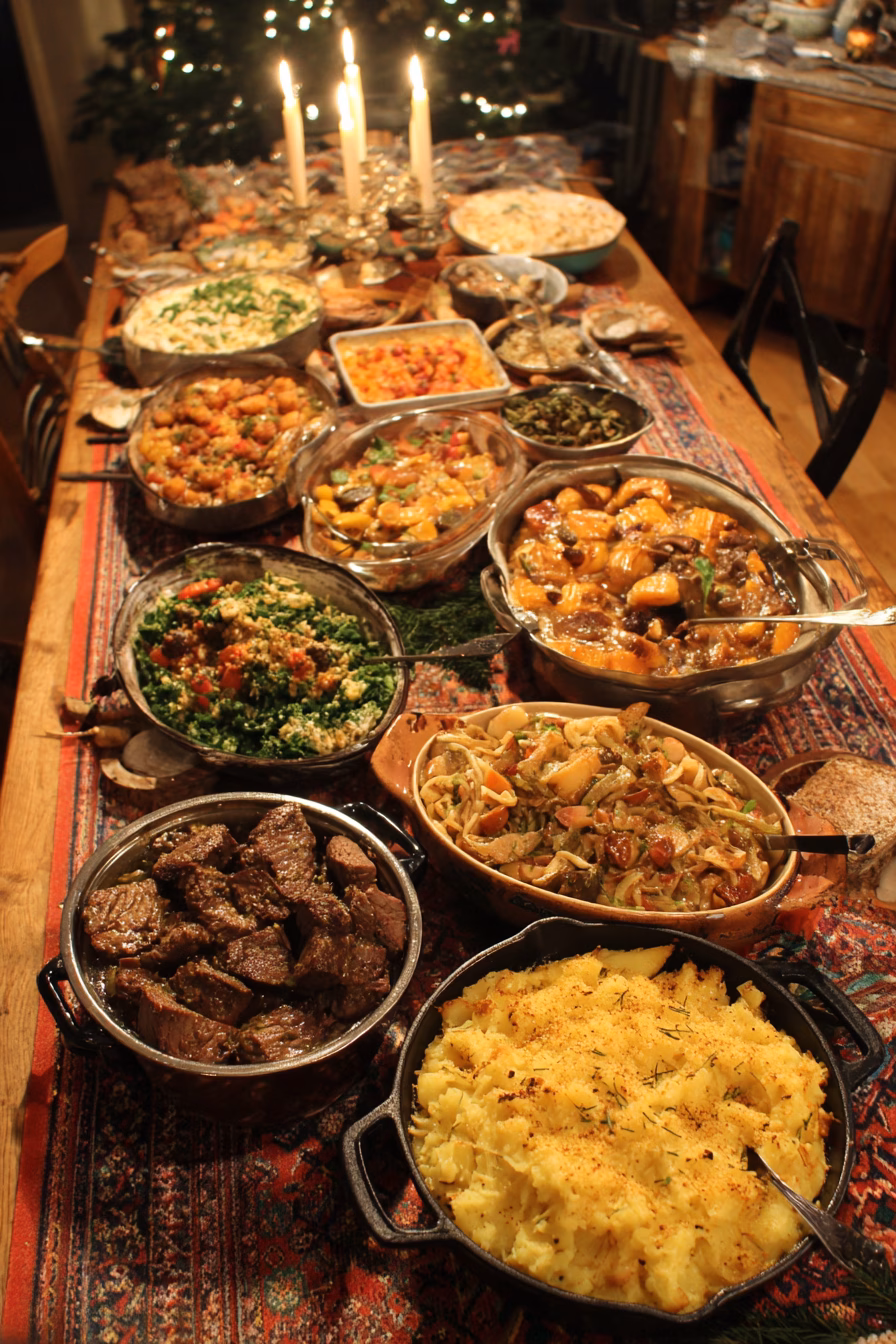 potluck_christmas Potluck mit Freunden an Weihnachten, anstatt das Weihnachten als Witwe allein zu verbringen